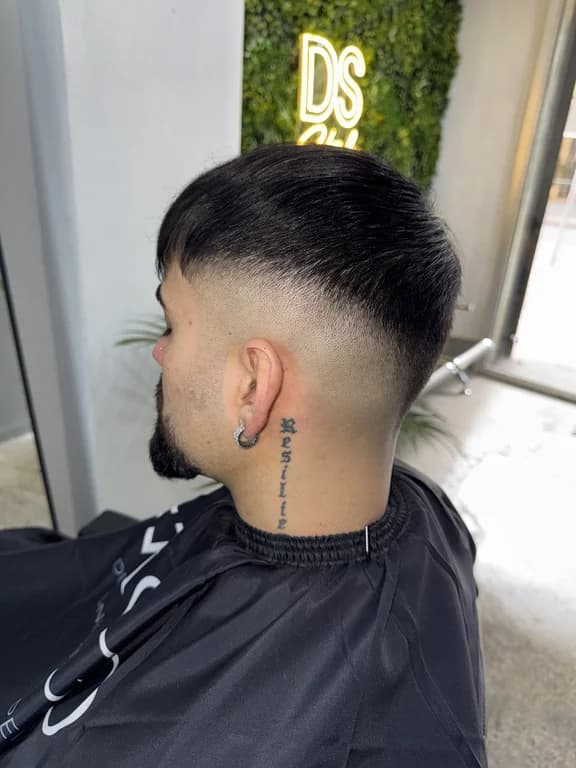 Mid fade con flequillo hacia adelante