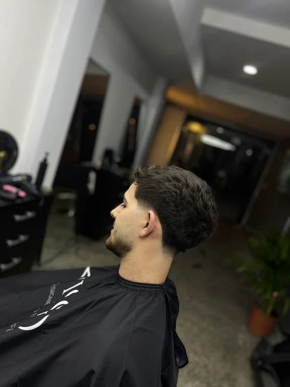 Corte texturizado con taper en DS STUDIO