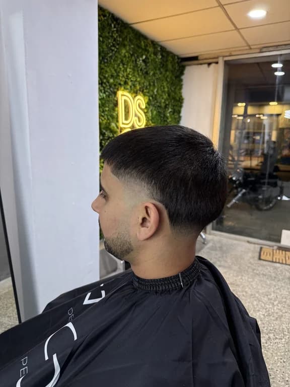 Low fade con flequillo recto
