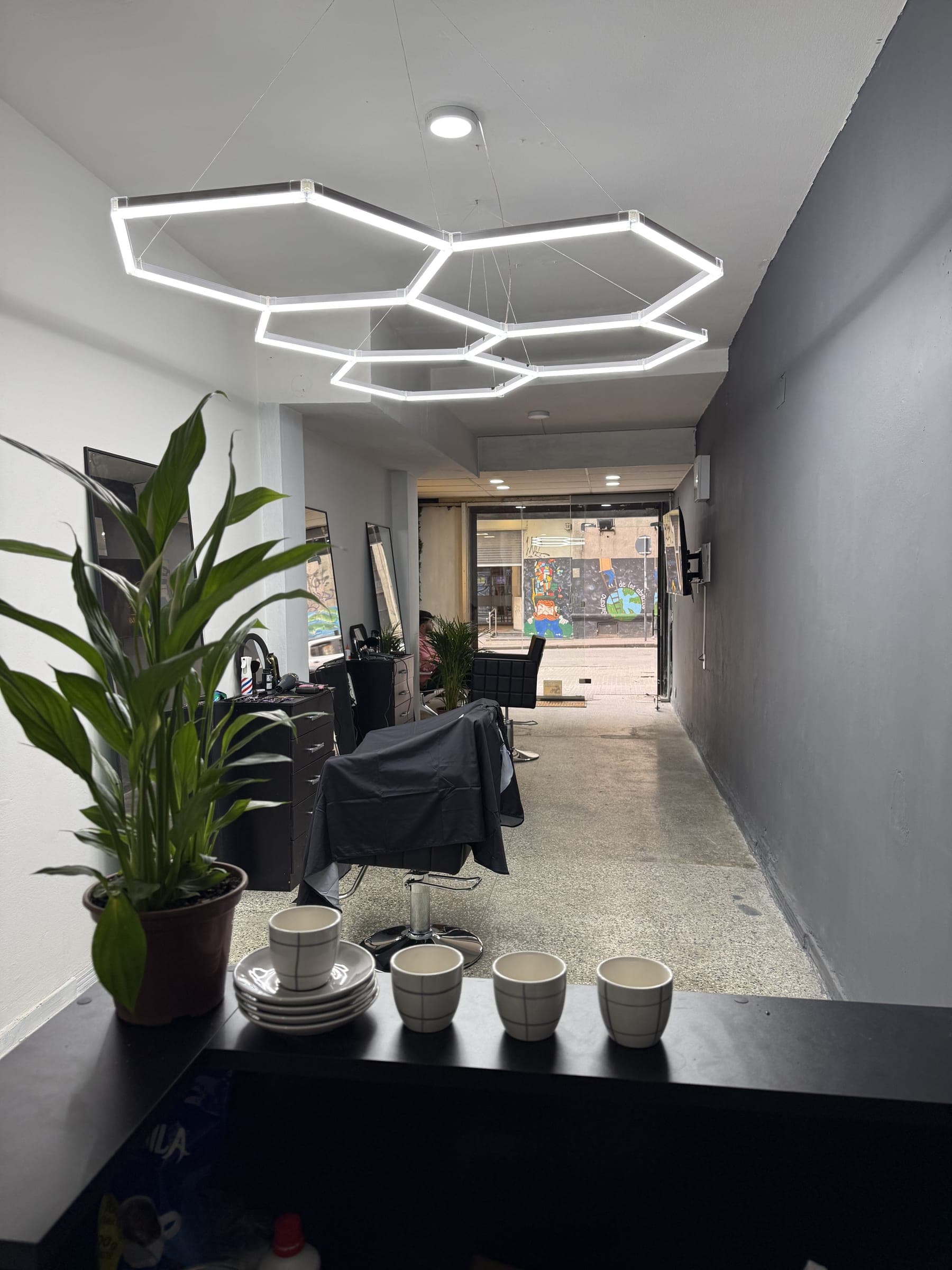 Interior de la barbería con lámpara hexagonal